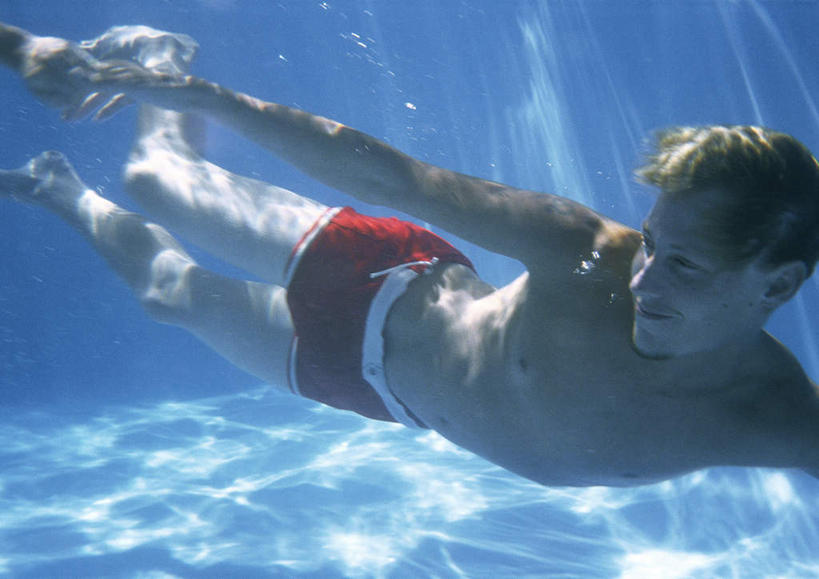 游泳,西方人,胡须,两个人,家庭,夫妻,体育馆,游泳池,握手,笑,摸,微笑,露齿笑,横图,室外,白天,侧面,泳装,比基尼,爱情,旅游,度假,水,欧洲,欧洲人,抚摸,阴影,波纹,光线,影子,气泡,水池,水面,浪漫,注视,娱乐,泳池,裸露,相视,红色,水纹,阳光,泡泡,波浪,观察,看,享受,休闲,温暖,温馨,一家人,面对面,恩爱,放松,恋人,观看,对视,和睦,察看,游泳馆,关注,裸,相对,相看,男人,男性,年轻男性,年轻女性,女人,女性,白种人,胡子,小胡子,情侣,触摸,接触,拉手,手拉手,手握手,半身,彩图,三点式,泳衣,伴侣,融洽