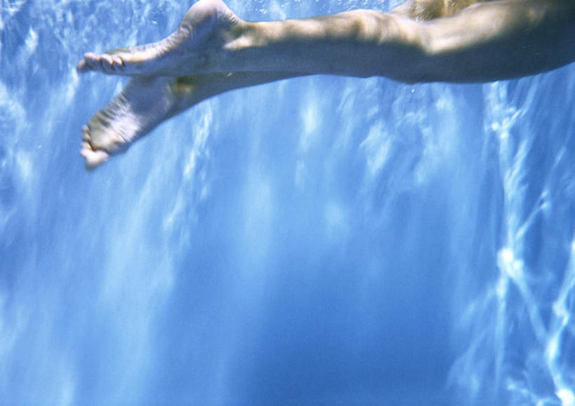 游泳,西方人,腿部,脚,脚趾,脚后跟,脚背,踝,腿,一个人,体育馆,游泳池,横图,室外,特写,白天,侧面,旅游,度假,美景,水,欧洲,欧洲人,仅一个年轻女性,仅一个女性,仅一个人,阴影,波纹,光线,影子,景观,水池,水面,娱乐,泳池,水纹,阳光,自然,波浪,享受,休闲,景色,放松,游泳馆,自然风光,年轻女性,女人,女性,白种人,脚底,半身,彩图