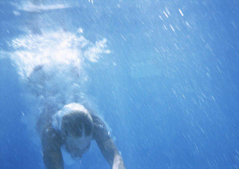 游泳,西方人,一个人,体育馆,游泳池,举,伸展双臂,横图,俯视,室外,白天,泳装,比基尼,锻炼,旅游,度假,运动,水,欧洲,欧洲人,仅一个年轻女性,仅一个女性,仅一个人,阴影,波纹,飞溅,溅,光线,液体,影子,气泡,水池,水滴,水面,注视,娱乐,泳池,水珠,红色,水纹,阳光,泡泡,波浪,观察,看,托,享受,休闲,放松,观看,察看,游泳馆,关注,喷洒,体育,年轻女性,女人,女性,白种人,敞开双臂,举起,举手,举着,伸开双臂,向上举,向上伸,向上托,展开双肩,张开手臂,张开双臂,半身,彩图,高角度拍摄,三点式,泳衣,健身