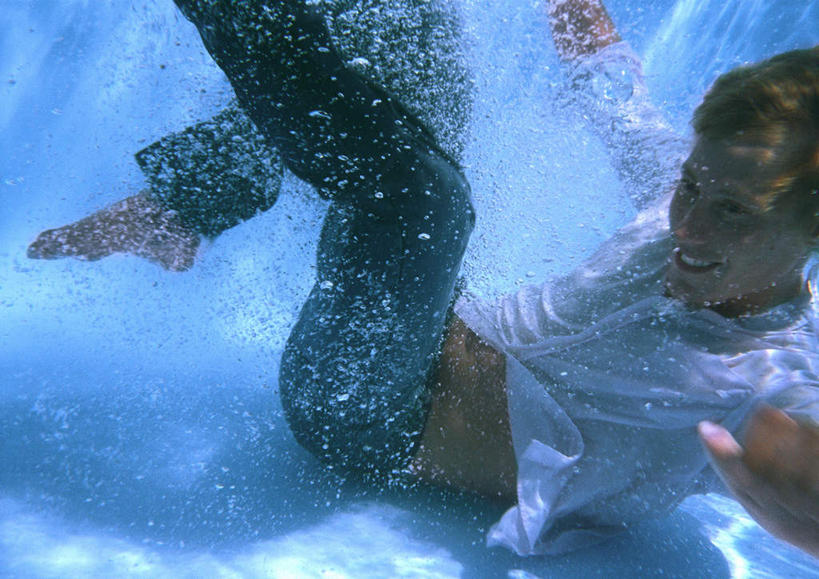 游泳,西方人,一个人,体育馆,游泳池,伸展双臂,笑,微笑,露齿笑,横图,俯视,室外,白天,衬衫,锻炼,旅游,度假,运动,水,欧洲,欧洲人,仅一个男性,仅一个人,阴影,波纹,光线,影子,气泡,水池,水面,注视,娱乐,泳池,仅一个年轻男性,白色,水纹,阳光,泡泡,波浪,观察,看,靠,靠着,倚靠,享受,休闲,放松,观看,察看,游泳馆,倚着,关注,体育,男人,男性,年轻男性,白种人,敞开双臂,伸开双臂,展开双肩,张开手臂,张开双臂,半身,彩图,高角度拍摄,衬衣,健身