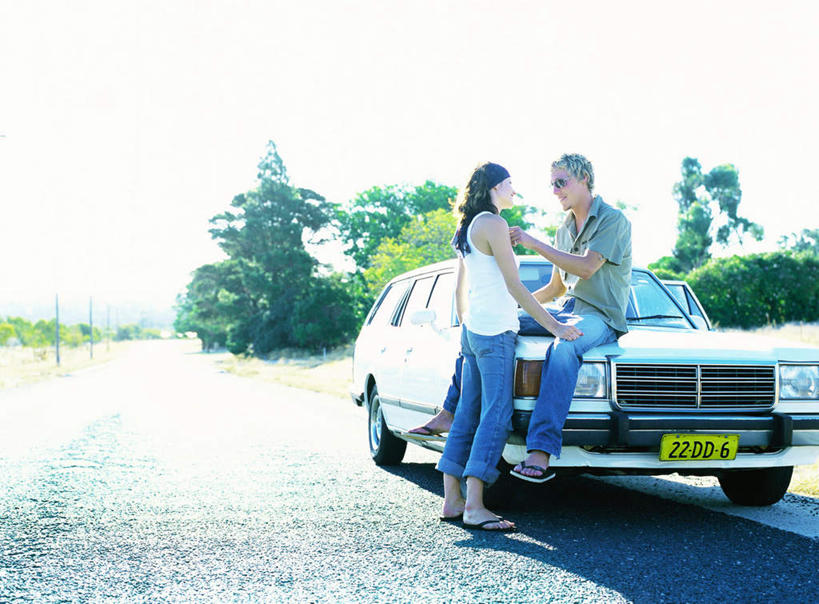 西方人,两个人,家庭,夫妻,站,坐,笑,摸,微笑,露齿笑,横图,室外,白天,侧面,爱情,旅游,度假,草地,草坪,植物,道路,路,汽车,欧洲,欧洲人,一辆,抚摸,阴影,光线,影子,云,云朵,小路,交通,浪漫,云彩,注视,娱乐,相视,车,草,树,树木,蓝色,绿色,白云,蓝天,天空,阳光,自然,交通工具,轿车,天,观察,看,站着,享受,休闲,温暖,温馨,一家人,面对面,恩爱,放松,恋人,生长,成长,观看,对视,和睦,察看,关注,相对,相看,男人,男性,年轻男性,年轻女性,女人,女性,白种人,情侣,触摸,接触,站立,坐着,彩图,全身,伴侣,融洽