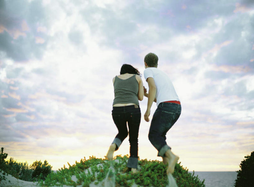 西方人,头发,两个人,家庭,夫妻,站,摸,横图,室外,白天,仰视,爱情,旅游,度假,沙滩,树林,植物,欧洲,欧洲人,抚摸,阴影,光线,沙子,影子,海岸,云,云朵,沙地,浪漫,云彩,注视,休闲装,娱乐,树,树木,黄色,蓝色,绿色,白色,灰色,白云,蓝天,天空,阳光,自然,天,低头,观察,看,站着,享受,休闲,温暖,温馨,一家人,休闲服,恩爱,放松,恋人,生长,成长,观看,和睦,察看,关注,男人,男性,年轻男性,年轻女性,女人,女性,白种人,情侣,海滩,触摸,接触,站立,彩图,低角度拍摄,全身,伴侣,融洽