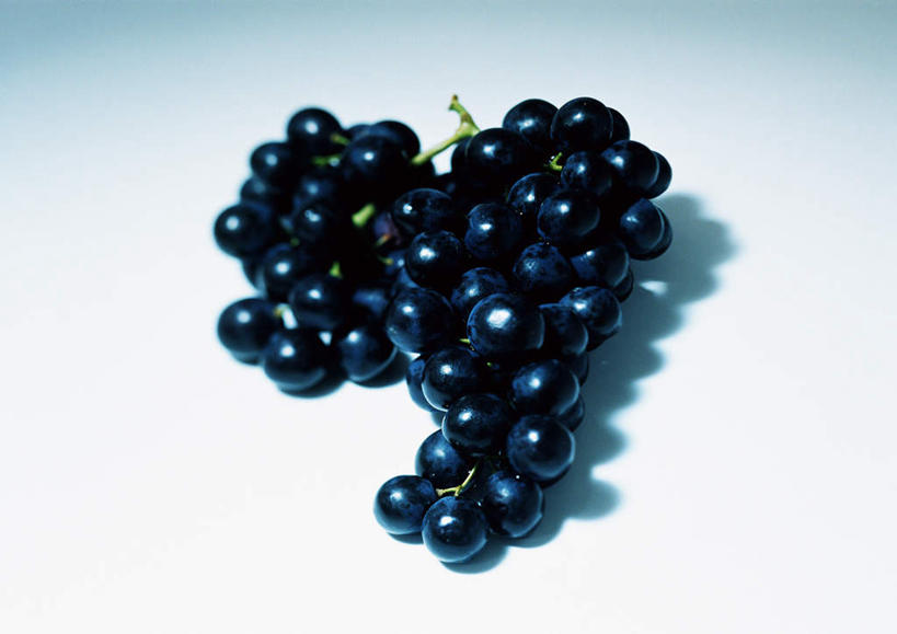 无人,横图,俯视,室内,特写,白天,白色背景,桌面,葡萄,水果,一堆,许多,阴影,堆叠,堆积,新鲜,反射,影子,生食,食品,果实,食物,紫色,球体,摄影,有机食品,绿色食品,影棚,堆,山葫芦,蒲桃,草龙珠,彩图,高角度拍摄,影棚拍摄,拍摄