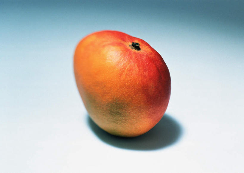 无人,横图,俯视,室内,特写,白天,白色背景,桌面,芒果,水果,阴影,新鲜,反射,影子,生食,食品,果实,食物,一个,红色,球体,摄影,有机食品,绿色食品,影棚,单个,望果,蜜望,檬果,闷果,漭果,杧果,庵波罗果,彩图,高角度拍摄,影棚拍摄,拍摄