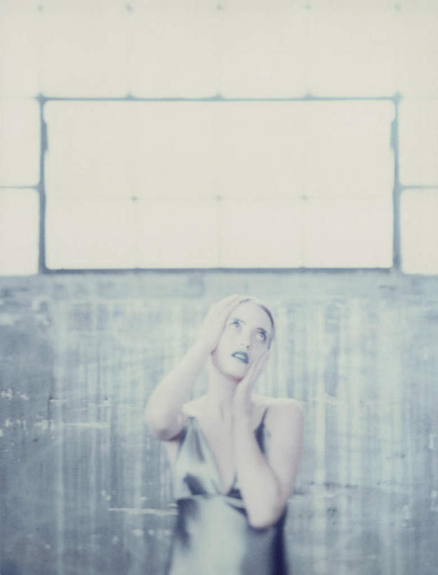 西方人,头发,一个人,站,举,摸,竖图,室内,白天,正面,化妆,美容,窗户,欧洲,欧洲人,仅一个年轻女性,仅一个女性,仅一个人,抚摸,阴影,花纹,装饰,光线,纹路,纹理,影子,墙,注视,玻璃窗,墙壁,墙面,黄色,红色,白色,阳光,彩妆,观察,看,托,站着,观看,点缀,察看,关注,年轻女性,女人,女性,白种人,触摸,接触,举起,举手,举着,向上举,向上伸,向上托,站立,半身,彩图