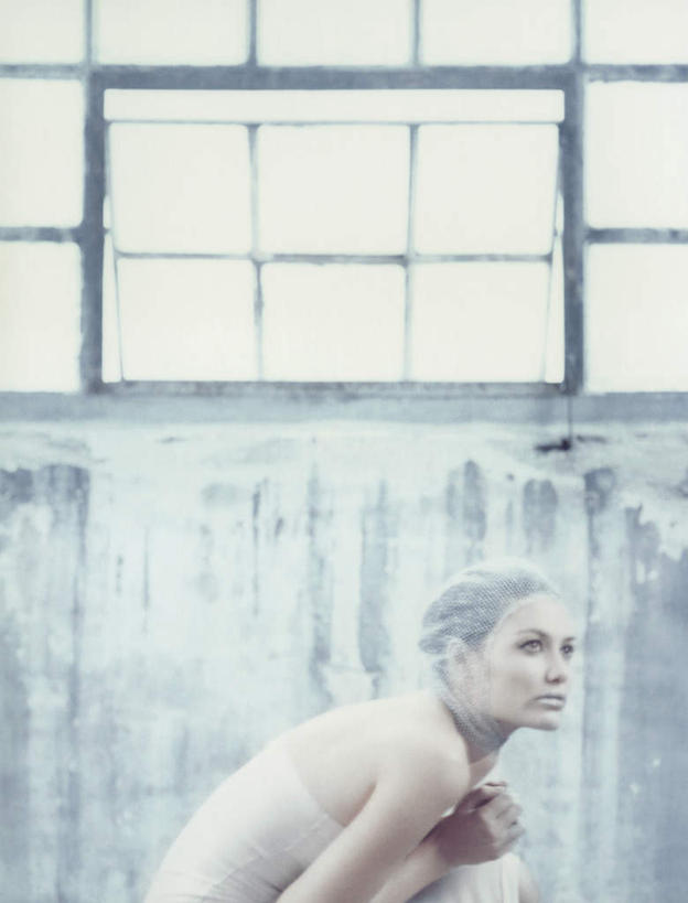 西方人,头发,一个人,坐,摸,竖图,室内,白天,侧面,化妆,美容,窗户,欧洲,欧洲人,仅一个年轻女性,仅一个女性,仅一个人,一排,许多,撑,抚摸,阴影,花纹,内衣,整齐,装饰,光线,纹路,方格,束发带,纹理,影子,墙,注视,玻璃窗,墙壁,墙面,排列,一个,衣服,黄色,蓝色,白色,阳光,彩妆,观察,看,单个,观看,点缀,察看,撑着,队列,关注,年轻女性,女人,女性,白种人,触摸,接触,坐着,半身,彩图,头带