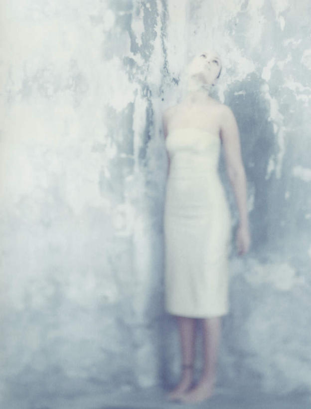 西方人,头发,一个人,站,笑,摸,微笑,竖图,室内,白天,正面,裙子,欧洲,欧洲人,仅一个年轻女性,仅一个女性,仅一个人,抚摸,花纹,连衣裙,纹路,纹理,墙,注视,墙壁,墙面,黄色,白色,观察,看,靠,靠着,倚靠,站着,赤脚,观看,察看,倚着,关注,年轻女性,女人,女性,白种人,触摸,接触,抬头,仰头,站立,彩图,全身