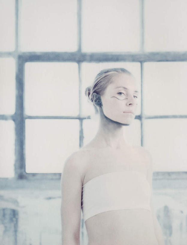 西方人,头发,一个人,站,笑,微笑,竖图,室内,白天,正面,化妆,美容,窗户,欧洲,欧洲人,仅一个年轻女性,仅一个女性,仅一个人,一排,许多,阴影,花纹,内衣,整齐,装饰,光线,纹路,方格,纹理,影子,墙,注视,玻璃窗,墙壁,墙面,排列,衣服,黄色,白色,黑色,阳光,彩妆,观察,看,站着,转头,观看,点缀,察看,队列,关注,年轻女性,女人,女性,白种人,站立,半身,彩图