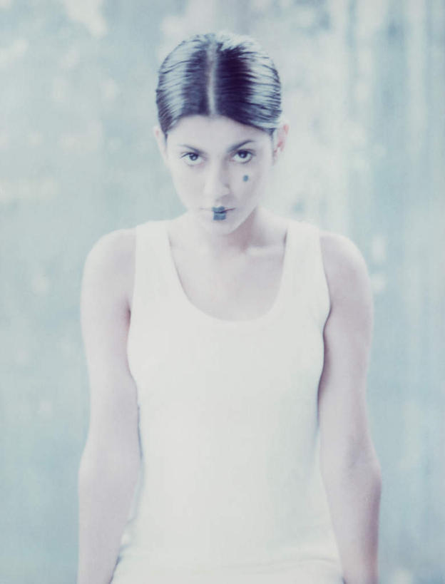 西方人,头发,一个人,站,笑,摸,微笑,竖图,室内,白天,正面,裙子,化妆,美容,欧洲,欧洲人,仅一个年轻女性,仅一个女性,仅一个人,撑,抚摸,花纹,连衣裙,装饰,纹路,纹理,墙,注视,墙壁,墙面,白色,黑色,彩妆,观察,看,站着,观看,点缀,察看,撑着,关注,年轻女性,女人,女性,白种人,触摸,接触,站立,半身,彩图