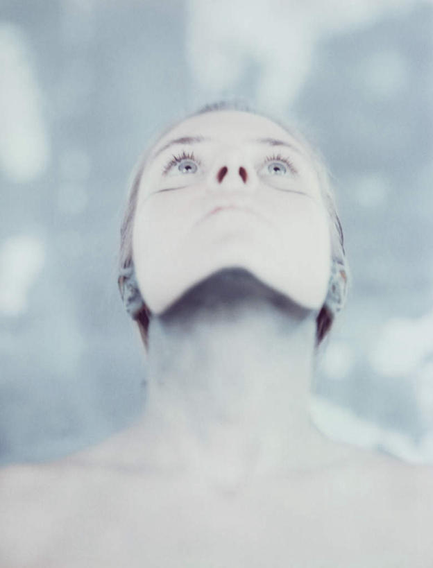 西方人,脸,头,脸颊,头发,一个人,竖图,室内,特写,白天,正面,化妆,美容,欧洲,欧洲人,仅一个年轻女性,仅一个女性,仅一个人,花纹,装饰,纹路,纹理,墙,注视,墙壁,墙面,黄色,白色,黑色,彩妆,观察,看,观看,点缀,察看,关注,年轻女性,女人,女性,白种人,头部,脸部,脸蛋,面部,抬头,仰头,半身,彩图