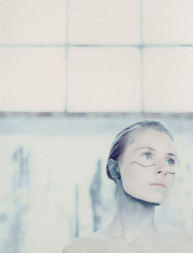 西方人,脸,头,脸颊,头发,一个人,竖图,室内,白天,正面,化妆,美容,窗户,欧洲,欧洲人,仅一个年轻女性,仅一个女性,仅一个人,一排,许多,阴影,花纹,整齐,装饰,光线,纹路,方格,纹理,影子,墙,注视,玻璃窗,墙壁,墙面,排列,黄色,白色,黑色,阳光,彩妆,观察,看,观看,点缀,察看,队列,关注,年轻女性,女人,女性,白种人,头部,脸部,脸蛋,面部,半身,彩图