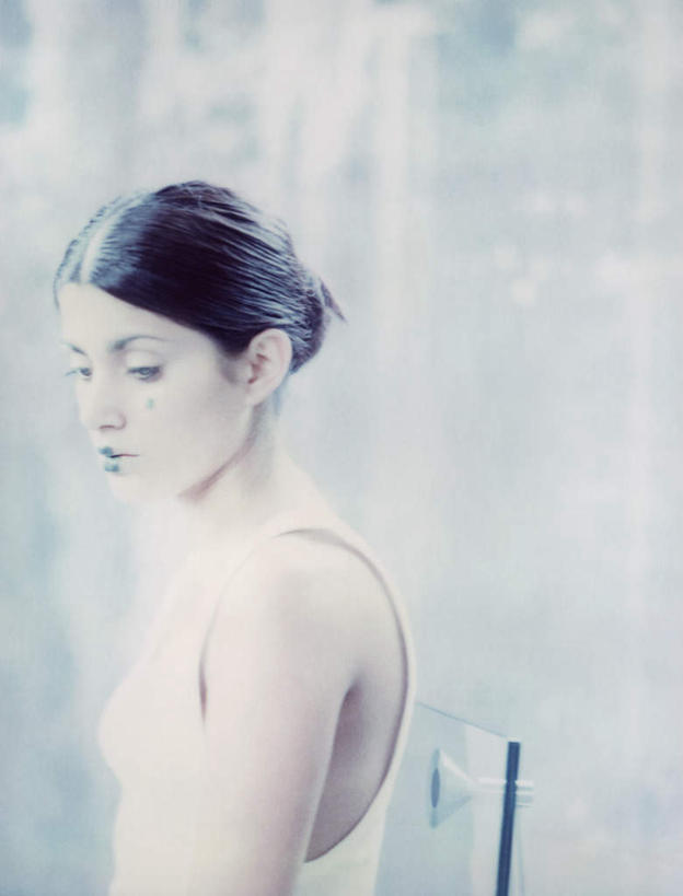 西方人,脸,头,脸颊,头发,一个人,站,笑,微笑,竖图,室内,特写,白天,侧面,裙子,化妆,美容,椅子,欧洲,欧洲人,仅一个年轻女性,仅一个女性,仅一个人,一把,花纹,连衣裙,装饰,纹路,纹理,木椅,墙,注视,墙壁,墙面,绿色,白色,黑色,彩妆,低头,观察,看,站着,观看,点缀,察看,关注,年轻女性,女人,女性,白种人,头部,脸部,脸蛋,面部,站立,半身,彩图