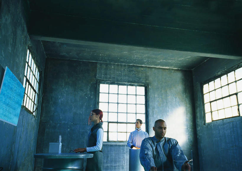 西方人,三个人,伙伴,同事,朋友,科学家,站,坐,笑,微笑,横图,室内,白天,正面,工作服,制服,友谊,成功,合作,团队,集体,信心,电脑,笔记本电脑,实验,窗户,欧洲,欧洲人,一排,许多,阴影,研究,整齐,光线,科学,网络,方格,影子,墙,实验室,研究室,注视,通讯设备,队伍,玻璃窗,墙壁,墙面,排列,阳光,观察,看,站着,转头,观看,科研,察看,无线,领导,成就,队列,关注,化验,通信设备,无线网络,检验,合伙,领袖,研究所,无线上网,便携式电脑,科学研究者,化验室,检验室,工作制服,友情,手提电脑,男人,男性,年轻男性,年轻女性,女人,女性,白种人,科学工作者,站立,坐着,半身,彩图,工作套服