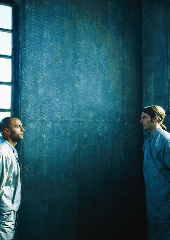 西方人,两个人,伙伴,朋友,科学家,站,笑,微笑,露齿笑,竖图,室内,白天,侧面,工作服,制服,友谊,实验,窗户,欧洲,欧洲人,一排,许多,阴影,研究,整齐,光线,科学,方格,影子,墙,实验室,研究室,注视,玻璃窗,相视,墙壁,墙面,排列,阳光,观察,看,靠,靠着,倚靠,站着,面对面,观看,对视,科研,察看,倚着,队列,关注,化验,相对,检验,研究所,科学研究者,相看,化验室,检验室,工作制服,友情,男人,男性,年轻男性,白种人,科学工作者,站立,半身,彩图,工作套服