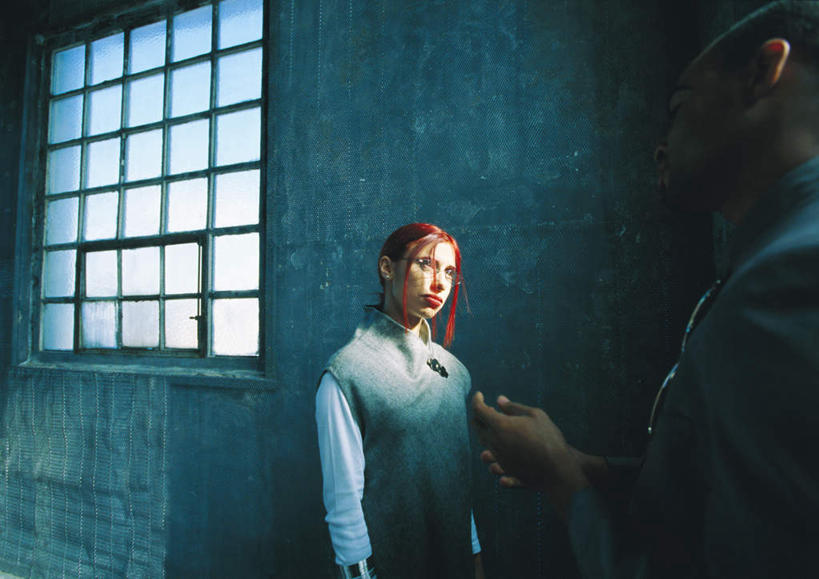 西方人,头发,两个人,伙伴,朋友,科学家,站,笑,微笑,露齿笑,横图,室内,白天,正面,工作服,制服,友谊,实验,窗户,欧洲,欧洲人,一排,许多,阴影,研究,整齐,光线,科学,方格,影子,墙,实验室,研究室,注视,玻璃窗,相视,墙壁,墙面,排列,红色,阳光,观察,看,站着,面对面,观看,对视,科研,察看,队列,关注,化验,相对,检验,研究所,科学研究者,相看,化验室,检验室,工作制服,友情,男人,男性,年轻男性,年轻女性,女人,女性,白种人,科学工作者,站立,半身,彩图,工作套服