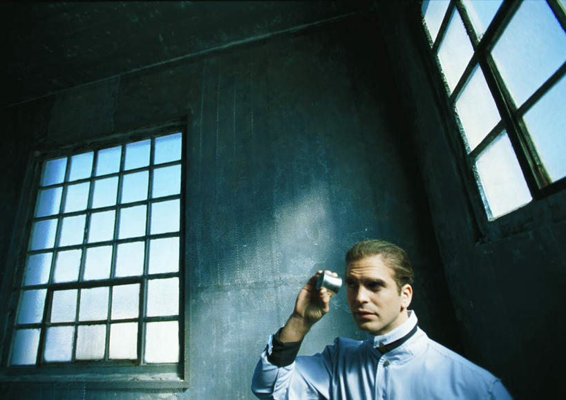 西方人,头发,一个人,科学家,站,举,横图,室内,白天,正面,工作服,制服,实验,仪器,窗户,欧洲,欧洲人,仅一个男性,仅一个人,一排,许多,握,研究,整齐,科学,方格,墙,实验室,研究室,拿,拿着,注视,玻璃窗,墙壁,墙面,排列,仅一个年轻男性,一个,黄色,白色,观察,看,托,站着,握着,单个,观看,察看,队列,关注,化验,检验,研究所,科学研究者,化验室,检验室,工作制服,男人,男性,年轻男性,白种人,科学工作者,举起,举手,举着,向上举,向上伸,向上托,站立,半身,彩图,工作套服