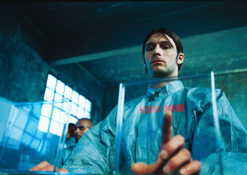 西方人,头发,三个人,伙伴,朋友,科学家,站,笑,摸,微笑,露齿笑,横图,室内,白天,仰视,工作服,制服,友谊,键盘,实验,窗户,欧洲,欧洲人,一排,许多,抚摸,敲打,握,研究,整齐,科学,方格,墙,实验室,研究室,拿,拿着,输入,输入设备,通讯设备,玻璃窗,墙壁,墙面,排列,蓝色,黑色,打字,低头,站着,握着,点击,敲击,科研,队列,化验,通信设备,检验,研究所,科学研究者,化验室,检验室,工作制服,友情,按键,男人,男性,年轻男性,年轻女性,女人,女性,白种人,科学工作者,触摸,接触,站立,半身,彩图,低角度拍摄,工作套服