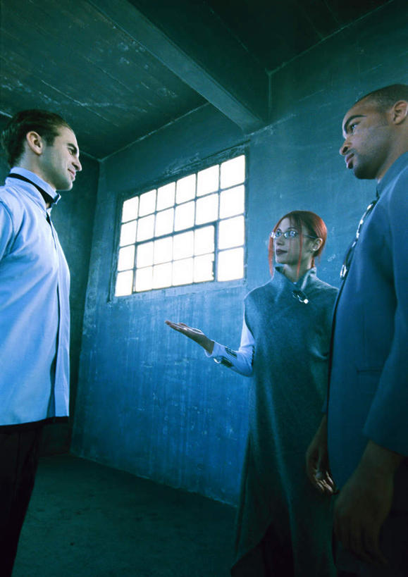 西方人,四个人,伙伴,同事,朋友,科学家,站,笑,说,微笑,露齿笑,竖图,室内,白天,侧面,工作服,制服,讨论,友谊,成功,合作,团队,集体,信心,实验,窗户,欧洲,欧洲人,一排,许多,指,阴影,研究,整齐,光线,科学,方格,影子,墙,实验室,研究室,地面,注视,方向,队伍,玻璃窗,相视,墙壁,墙面,排列,阳光,观察,看,手势,站着,面对面,观看,对视,科研,察看,领导,指向,成就,队列,关注,化验,相对,检验,合伙,领袖,研究所,科学研究者,相看,化验室,检验室,工作制服,交流,友情,男人,男性,年轻男性,年轻女性,女人,女性,白种人,科学工作者,沟通,讲话,交谈,商讨,说话,谈话,站立,半身,彩图,工作套服