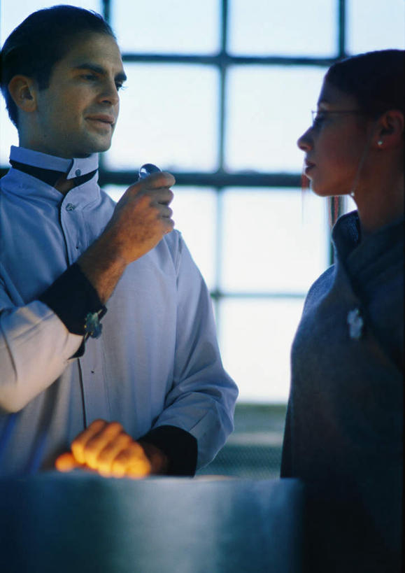 西方人,头发,两个人,伙伴,朋友,科学家,站,举,笑,微笑,露齿笑,竖图,室内,白天,正面,工作服,制服,友谊,鼠标,键盘,实验,窗户,欧洲,欧洲人,一排,许多,握,阴影,朦胧,模糊,研究,整齐,光线,科学,方格,影子,墙,实验室,研究室,拿,拿着,注视,输入设备,通讯设备,玻璃窗,相视,墙壁,墙面,排列,黑色,阳光,观察,看,托,站着,面对面,握着,观看,对视,科研,察看,队列,关注,化验,通信设备,相对,检验,研究所,科学研究者,相看,化验室,检验室,工作制服,友情,男人,男性,年轻男性,年轻女性,女人,女性,白种人,科学工作者,举起,举手,举着,向上举,向上伸,向上托,站立,半身,彩图,工作套服