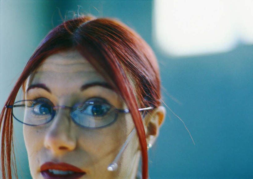 西方人,脸,头,嘴,脸颊,头发,一个人,科学家,站,笑,微笑,露齿笑,横图,室内,特写,白天,正面,实验,窗户,欧洲,欧洲人,仅一个年轻女性,仅一个女性,仅一个人,一副,阴影,朦胧,模糊,研究,光线,科学,眼镜,影子,墙,实验室,研究室,注视,玻璃窗,墙壁,墙面,红色,阳光,观察,看,站着,观看,科研,察看,关注,瞪眼,化验,检验,近视眼镜,研究所,科学研究者,化验室,检验室,年轻女性,女人,女性,白种人,头部,口,口腔,脸部,脸蛋,面部,嘴巴,嘴唇,科学工作者,站立,半身,彩图