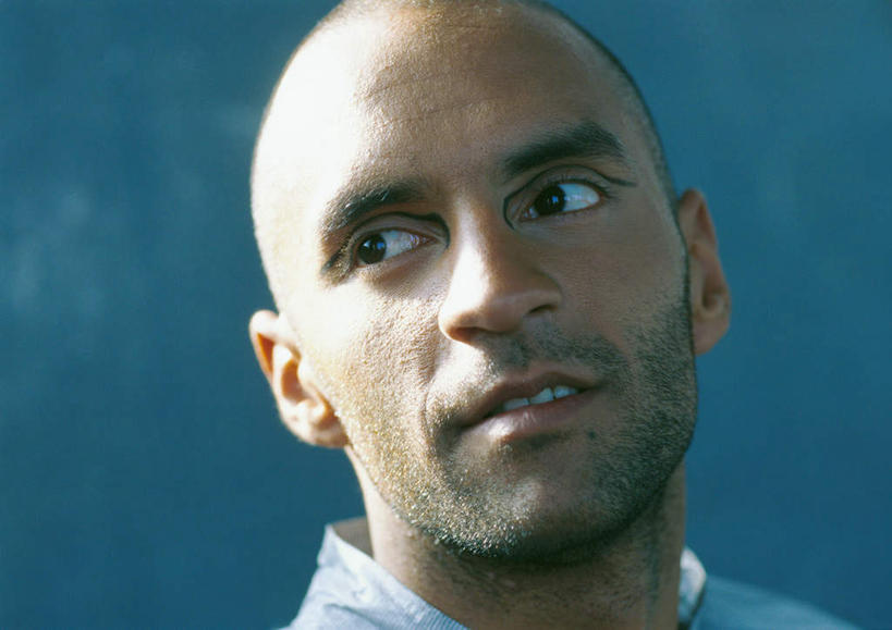 西方人,脸,头,脸颊,胡须,秃头,一个人,科学家,站,笑,微笑,露齿笑,横图,室内,特写,白天,正面,工作服,制服,实验,欧洲,欧洲人,仅一个男性,仅一个人,阴影,朦胧,模糊,研究,光线,科学,影子,实验室,研究室,注视,仅一个年轻男性,阳光,观察,看,站着,转头,观看,察看,关注,化验,检验,研究所,科学研究者,化验室,检验室,工作制服,男人,男性,年轻男性,白种人,头部,光头,胡子,络腮胡,无发,脸部,脸蛋,面部,科学工作者,站立,半身,彩图,工作套服