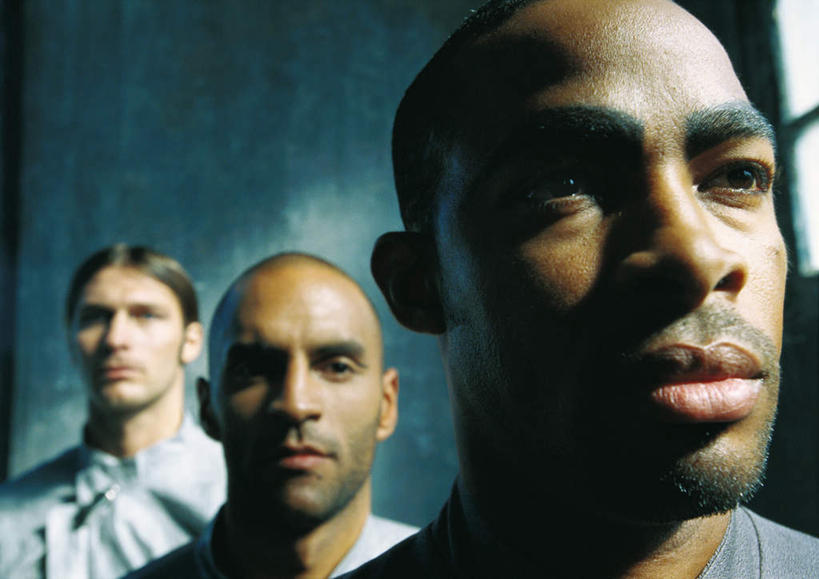 西方人,脸,头,脸颊,胡须,头发,三个人,伙伴,同事,朋友,科学家,站,笑,微笑,露齿笑,横图,室内,特写,白天,正面,友谊,成功,合作,团队,集体,信心,实验,窗户,欧洲,欧洲人,一排,阴影,研究,整齐,光线,科学,影子,墙,实验室,研究室,注视,队伍,玻璃窗,墙壁,墙面,排列,红色,黑色,阳光,观察,看,站着,观看,科研,察看,领导,成就,队列,关注,化验,检验,合伙,领袖,研究所,科学研究者,化验室,检验室,友情,男人,男性,年轻男性,白种人,头部,胡子,络腮胡,脸部,脸蛋,面部,科学工作者,站立,半身,彩图