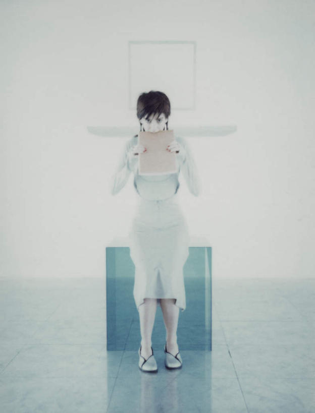 西方人,头发,一个人,坐,举,笑,微笑,竖图,室内,白天,白色背景,正面,电脑,显示器,鼠标,键盘,书籍,椅子,欧洲,欧洲人,仅一个年轻女性,仅一个女性,仅一个人,一本,一排,握,咬,阴影,整齐,反射,网络,瓷砖,地砖,方块,影子,墙,地面,拿,拿着,注视,输入设备,通讯设备,墙壁,墙面,排列,一个,绿色,白色,黑色,观察,看,托,台式电脑,握着,单个,观看,咬着,察看,队列,关注,通信设备,输出设备,年轻女性,女人,女性,白种人,书,图书,举起,举手,举着,向上举,向上伸,向上托,坐着,彩图,全身