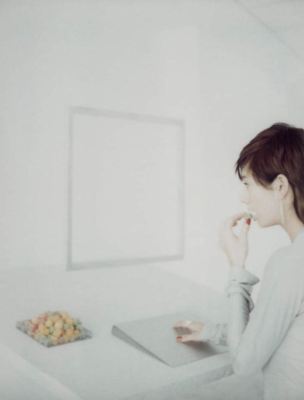 点心,西方人,头发,一个人,坐,吃,竖图,室内,白天,白色背景,侧面,裙子,电脑,显示器,鼠标,键盘,桌子,欧洲,欧洲人,仅一个年轻女性,仅一个女性,仅一个人,敲打,握,连衣裙,网络,办公桌,墙,食品,甜点,甜品,拿,拿着,注视,输入,输入设备,通讯设备,墙壁,墙面,食物,糕点,白色,黑色,甜食,打字,观察,看,张嘴,台式电脑,握着,观看,点击,敲击,察看,关注,通信设备,张大嘴巴,输出设备,按键,年轻女性,女人,女性,白种人,张开嘴,嚼,食,坐着,半身,彩图