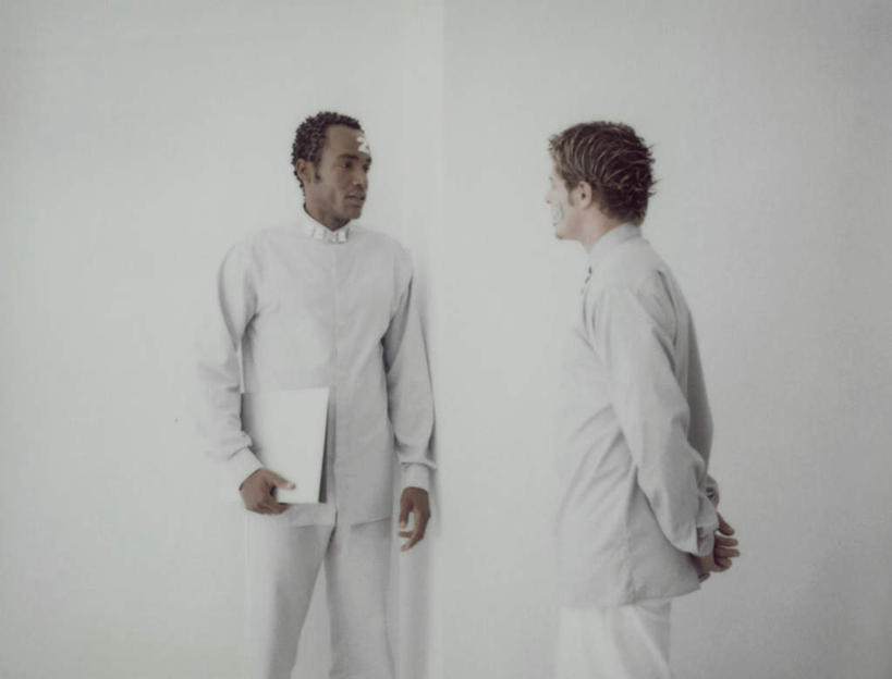 西方人,头发,两个人,伙伴,朋友,站,捧,笑,说,微笑,露齿笑,横图,室内,白天,白色背景,侧面,工作服,制服,讨论,友谊,欧洲,黑人,欧洲人,握,墙,拿,拿着,注视,相视,墙壁,墙面,黄色,白色,黑色,观察,看,站着,面对面,握着,观看,对视,察看,关注,相对,相看,工作制服,交流,友情,男人,男性,年轻男性,白种人,端,端着,沟通,讲话,交谈,捧着,商讨,手捧,说话,谈话,站立,半身,彩图,工作套服