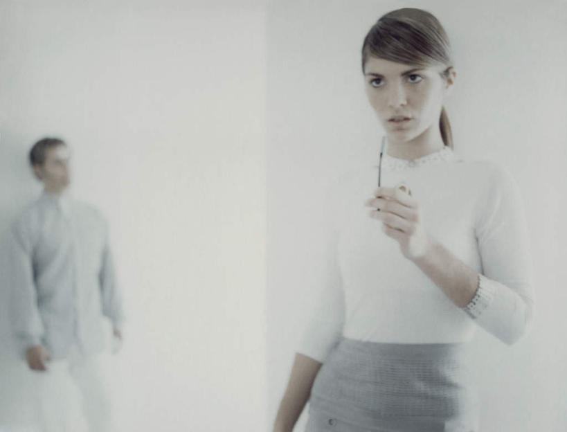 西方人,头发,两个人,伙伴,朋友,站,笑,摸,微笑,露齿笑,横图,室内,白天,白色背景,正面,友谊,欧洲,欧洲人,抚摸,握,服装,墙,拿,拿着,注视,休闲装,墙壁,墙面,一个,衣服,黄色,耳机,耳麦,观察,看,靠,靠着,倚靠,站着,休闲,休闲服,握着,服饰,单个,观看,察看,麦克风,倚着,关注,友情,男人,男性,年轻男性,年轻女性,女人,女性,白种人,触摸,接触,站立,半身,彩图