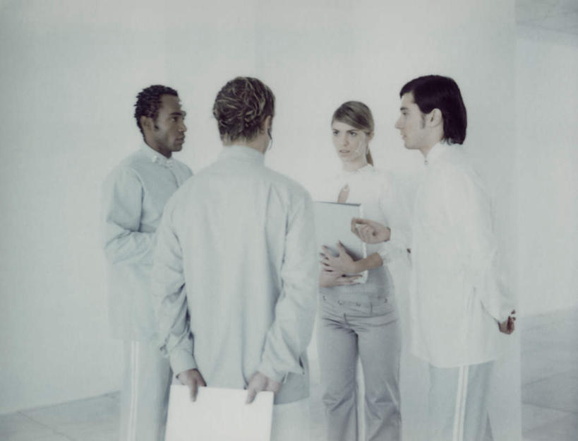 西方人,背部,头发,四个人,伙伴,同事,朋友,站,捧,笑,说,微笑,露齿笑,横图,室内,白天,白色背景,正面,讨论,友谊,成功,合作,团队,集体,信心,欧洲,黑人,欧洲人,握,服装,材料,档案,文件,墙,拿,拿着,注视,休闲装,队伍,相视,墙壁,墙面,衣服,黑色,资料,观察,看,站着,休闲,面对面,休闲服,握着,服饰,观看,对视,察看,领导,成就,关注,文档,相对,合伙,领袖,相看,交流,友情,男人,男性,年轻男性,年轻女性,女人,女性,白种人,端,端着,沟通,讲话,交谈,捧着,商讨,手捧,说话,谈话,站立,半身,彩图