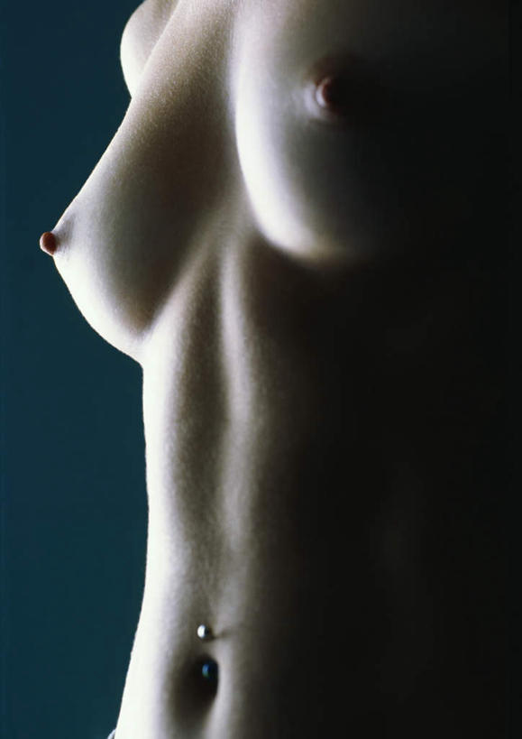 西方人,胸,腹部,腰,一个人,站,竖图,室内,特写,白天,侧面,性感,欧洲,欧洲人,仅一个年轻女性,仅一个女性,仅一个人,阴影,蓝色背景,光线,影子,灯光,裸露,黄色,站着,美女,诱惑,摄影,影棚,赤裸,皮肤,裸,尤物,年轻女性,女人,女性,白种人,腹,肚子,胸部,腰部,站立,半身,彩图,影棚拍摄,拍摄,美人