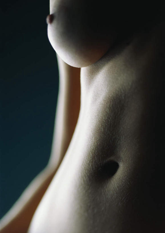 西方人,手,胸,腹部,一个人,站,摸,竖图,室内,特写,白天,正面,性感,欧洲,欧洲人,仅一个年轻女性,仅一个女性,仅一个人,抚摸,阴影,蓝色背景,光线,影子,灯光,裸露,黄色,站着,手部,美女,诱惑,摄影,影棚,赤裸,皮肤,裸,尤物,年轻女性,女人,女性,白种人,腹,肚子,胸部,触摸,接触,站立,半身,彩图,影棚拍摄,拍摄,美人