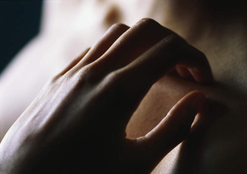 西方人,手,腹部,一个人,摸,横图,俯视,室内,特写,白天,性感,欧洲,欧洲人,仅一个年轻女性,仅一个女性,仅一个人,抚摸,阴影,蓝色背景,朦胧,模糊,光线,影子,灯光,裸露,黄色,手部,抓,美女,诱惑,摄影,影棚,赤裸,皮肤,裸,尤物,年轻女性,女人,女性,白种人,腹,肚子,触摸,接触,半身,彩图,高角度拍摄,影棚拍摄,拍摄,美人