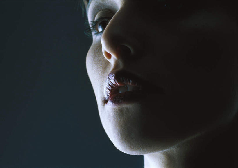 西方人,脸,头,嘴,脸颊,一个人,笑,微笑,横图,室内,特写,白天,正面,性感,欧洲,欧洲人,仅一个年轻女性,仅一个女性,仅一个人,阴影,蓝色背景,光线,影子,灯光,注视,黄色,红色,观察,看,美女,诱惑,摄影,影棚,观看,皮肤,察看,关注,尤物,年轻女性,女人,女性,白种人,头部,口,口腔,脸部,脸蛋,面部,嘴巴,嘴唇,半身,彩图,影棚拍摄,拍摄,美人