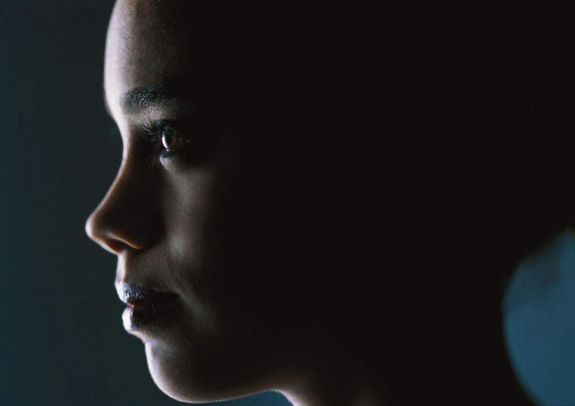 西方人,脸,头,脸颊,头发,一个人,笑,微笑,露齿笑,横图,室内,特写,白天,侧面,性感,欧洲,欧洲人,仅一个年轻女性,仅一个女性,仅一个人,阴影,蓝色背景,光线,影子,灯光,注视,黄色,黑色,观察,看,美女,诱惑,摄影,影棚,观看,皮肤,察看,关注,尤物,年轻女性,女人,女性,白种人,头部,脸部,脸蛋,面部,半身,彩图,影棚拍摄,拍摄,美人