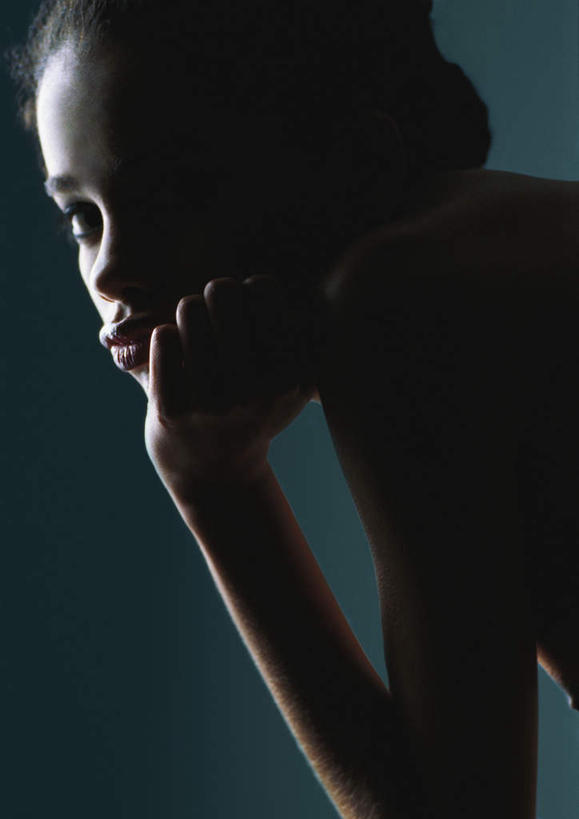 西方人,脸,头,脸颊,手,头发,一个人,笑,摸,微笑,竖图,室内,特写,白天,侧面,性感,欧洲,欧洲人,仅一个年轻女性,仅一个女性,仅一个人,撑,抚摸,弯腰,阴影,蓝色背景,光线,影子,灯光,托腮,注视,黄色,黑色,嘟嘴,观察,看,托,转头,手部,撅嘴,美女,诱惑,摄影,影棚,观看,皮肤,察看,关注,托下巴,弯身,尤物,年轻女性,女人,女性,白种人,头部,脸部,脸蛋,面部,触摸,接触,半身,彩图,影棚拍摄,拍摄,美人