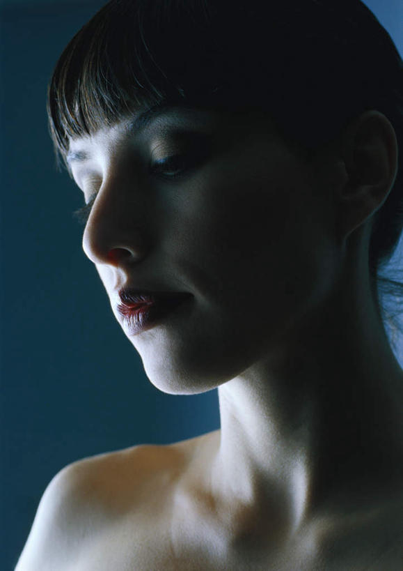 西方人,脸,头,脸颊,脖子,头发,一个人,竖图,室内,特写,白天,正面,性感,欧洲,欧洲人,仅一个年轻女性,仅一个女性,仅一个人,阴影,蓝色背景,光线,影子,灯光,注视,黄色,低头,观察,看,美女,诱惑,摄影,影棚,观看,皮肤,察看,关注,尤物,年轻女性,女人,女性,白种人,头部,脖,颈,颈部,脸部,脸蛋,面部,半身,彩图,影棚拍摄,拍摄,美人