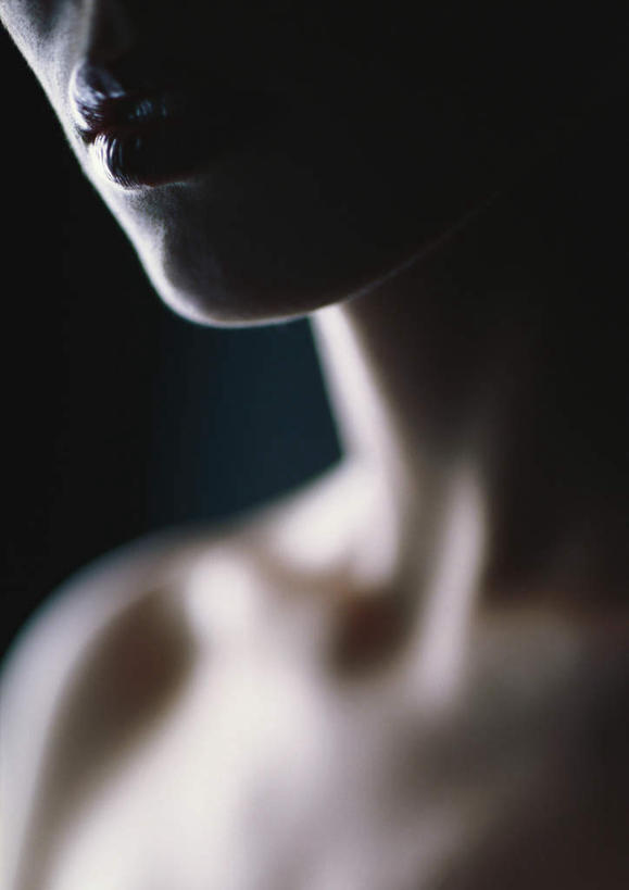 西方人,嘴,脖子,一个人,站,竖图,室内,特写,白天,侧面,性感,欧洲,欧洲人,仅一个年轻女性,仅一个女性,仅一个人,阴影,蓝色背景,光线,影子,灯光,肩膀,黄色,站着,美女,诱惑,摄影,影棚,皮肤,尤物,年轻女性,女人,女性,白种人,脖,颈,颈部,口,口腔,嘴巴,嘴唇,站立,半身,彩图,影棚拍摄,拍摄,美人