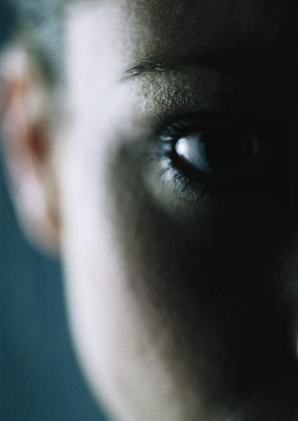 西方人,脸,头,眼睛,脸颊,眉毛,睫毛,一个人,竖图,室内,特写,白天,正面,性感,欧洲,欧洲人,瞳孔,仅一个年轻女性,仅一个女性,仅一个人,阴影,蓝色背景,朦胧,模糊,光线,影子,灯光,注视,黄色,观察,看,美女,诱惑,眼部,摄影,影棚,观看,皮肤,察看,关注,尤物,年轻女性,女人,女性,白种人,头部,睫,脸部,脸蛋,眉,面部,眼,眼睫毛,眼眉,半身,彩图,影棚拍摄,拍摄,眼眉毛,美人