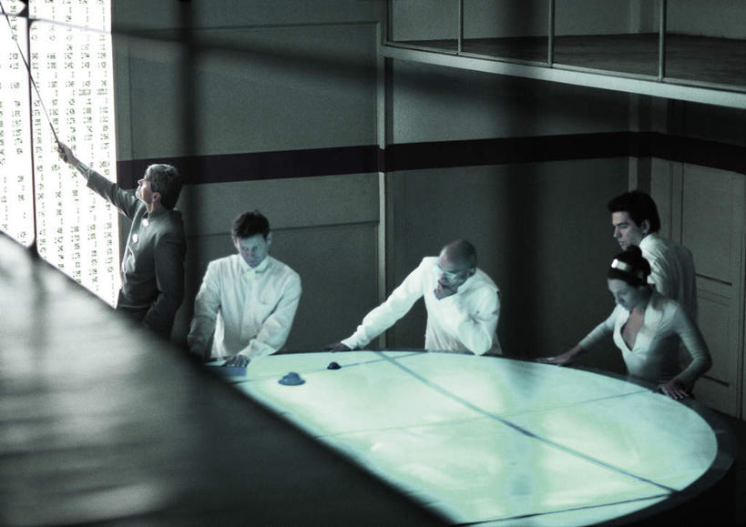 西方人,伙伴,同事,朋友,商务人士,商务女性,办公室,栏杆,站,举,摸,说,横图,俯视,室内,白天,讨论,友谊,成功,合作,团队,集体,信心,显示器,桌子,欧洲,欧洲人,五个人,一张,撑,抚摸,指,套装,开会,会议,标志,瓷砖,地砖,屏幕,文字,字符,字母,办公桌,墙,围栏,地面,许多人,听,托腮,注视,方向,标识,显示屏,队伍,护栏,墙壁,墙面,低头,观察,看,手势,托,站着,一群人,观看,察看,领导,撑着,指向,成就,关注,托下巴,商务装,合伙,领袖,工薪阶层,输出设备,单手抄兜,单手放兜,交流,友情,男人,男性,年轻男性,年轻女性,女人,女性,白种人,白领,上班族,插兜,触摸,沟通,讲话,交谈,接触,举起,举手,举着,商讨,手插兜,手放口袋,说话,谈话,向上举,向上伸,向上托,站立,半身,彩图,高角度拍摄,手抄兜