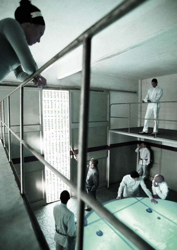 西方人,伙伴,同事,朋友,商务人士,商务女性,办公室,栏杆,站,笑,摸,微笑,露齿笑,竖图,俯视,室内,白天,友谊,成功,合作,团队,集体,信心,桌子,欧洲,欧洲人,撑,抚摸,指,阴影,套装,开会,会议,光线,瓷砖,地砖,影子,办公桌,墙,围栏,地面,许多人,注视,方向,队伍,护栏,墙壁,墙面,阳光,低头,观察,看,手势,站着,一群人,观看,察看,领导,撑着,指向,成就,关注,商务装,合伙,领袖,工薪阶层,友情,男人,男性,年轻男性,年轻女性,女人,女性,白种人,白领,上班族,触摸,接触,站立,半身,彩图,高角度拍摄