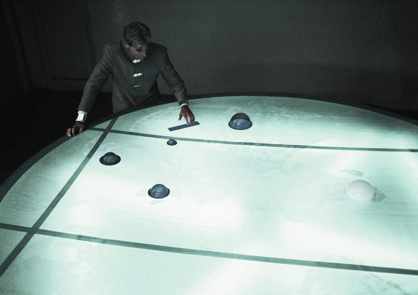 西方人,头发,一个人,商务人士,商务男性,办公室,站,笑,摸,微笑,横图,俯视,室内,白天,衬衫,桌子,欧洲,欧洲人,仅一个男性,仅一个人,一把,一张,撑,抚摸,套装,测量,瓷砖,地砖,刻度,办公桌,墙,灯光,地面,注视,墙壁,墙面,仅一个年轻男性,黄色,尺,塑料制品,直尺,按,低头,观察,看,站着,观看,测量工具,尺子,察看,衡量,绘图,撑着,关注,商务装,比例,工薪阶层,测绘,量具,量仪,塑料尺,标度,男人,男性,年轻男性,白种人,白领,上班族,触摸,接触,站立,半身,彩图,高角度拍摄,衬衣