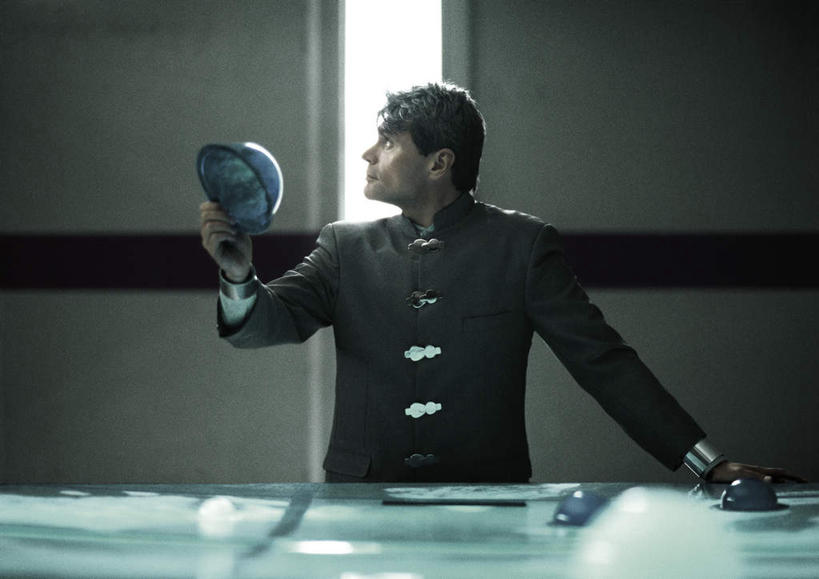 西方人,头发,一个人,商务人士,商务男性,办公室,站,举,笑,摸,微笑,露齿笑,横图,室内,白天,正面,衬衫,显示器,欧洲,欧洲人,仅一个男性,仅一个人,撑,抚摸,握,套装,屏幕,墙,拿,拿着,注视,显示屏,墙壁,墙面,仅一个年轻男性,一个,黄色,白色,灯罩,观察,看,托,站着,转头,握着,单个,观看,察看,撑着,关注,商务装,工薪阶层,输出设备,男人,男性,年轻男性,白种人,白领,上班族,触摸,接触,举起,举手,举着,向上举,向上伸,向上托,站立,半身,彩图,衬衣