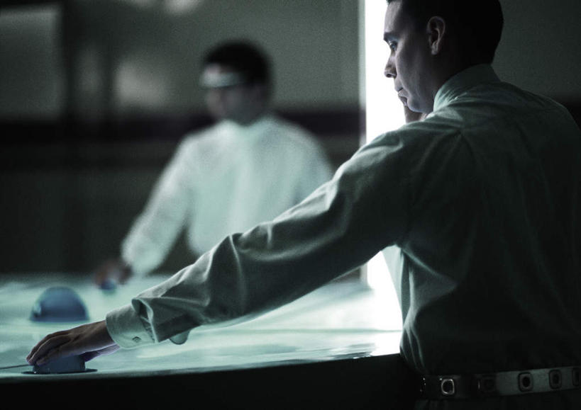 西方人,背部,头发,两个人,伙伴,朋友,商务人士,商务女性,办公室,站,笑,摸,微笑,横图,室内,白天,正面,友谊,显示器,桌子,欧洲,欧洲人,撑,抚摸,套装,朦胧,模糊,屏幕,办公桌,墙,注视,显示屏,墙壁,墙面,黄色,白色,低头,观察,看,站着,观看,察看,撑着,关注,商务装,工薪阶层,输出设备,友情,男人,男性,年轻男性,白种人,白领,上班族,触摸,接触,站立,半身,彩图