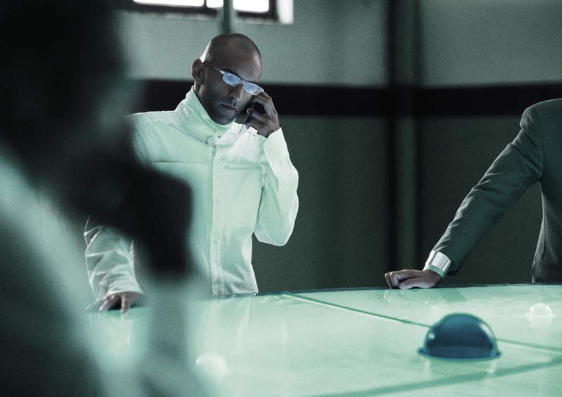 西方人,三个人,伙伴,同事,朋友,商务人士,商务女性,办公室,站,举,摸,说,打电话,横图,室内,白天,正面,讨论,友谊,成功,合作,团队,集体,信心,窗户,桌子,电话,手机,欧洲,欧洲人,撑,抚摸,握,阴影,套装,开会,朦胧,模糊,会议,光线,眼镜,影子,办公桌,墙,拿,听,拿着,通讯设备,队伍,玻璃窗,墙壁,墙面,一个,阳光,托,站着,握着,单个,领导,撑着,成就,商务装,合伙,领袖,近视眼镜,工薪阶层,交流,友情,男人,男性,年轻男性,年轻女性,女人,女性,白种人,白领,上班族,触摸,沟通,讲话,交谈,接触,举起,举手,举着,商讨,说话,谈话,通话,向上举,向上伸,向上托,站立,半身,彩图