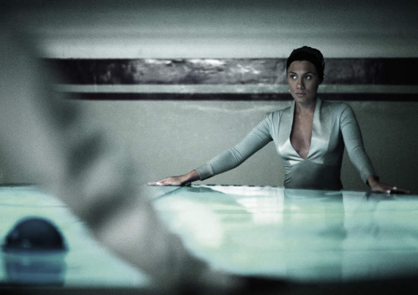 西方人,背部,头发,两个人,伙伴,朋友,商务人士,商务女性,办公室,站,笑,摸,微笑,横图,室内,白天,正面,友谊,桌子,欧洲,欧洲人,一张,撑,抚摸,阴影,套装,朦胧,模糊,反射,影子,办公桌,墙,注视,墙壁,墙面,黑色,观察,看,站着,转头,观看,察看,撑着,关注,商务装,工薪阶层,友情,男人,男性,年轻男性,年轻女性,女人,女性,白种人,白领,上班族,触摸,接触,站立,半身,彩图