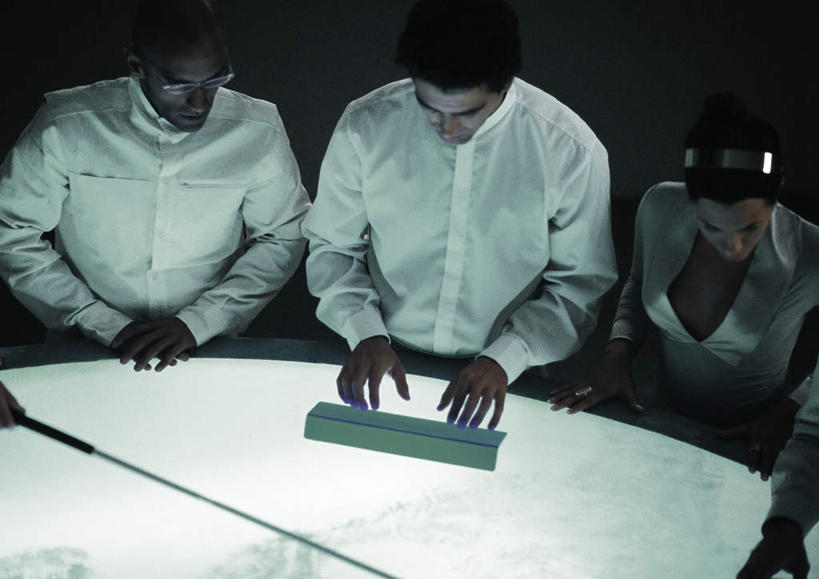 西方人,头发,三个人,伙伴,同事,朋友,商务人士,商务女性,办公室,站,摸,横图,俯视,室内,白天,友谊,成功,合作,团队,集体,信心,鼠标,键盘,桌子,欧洲,欧洲人,一排,撑,抚摸,敲打,套装,开会,整齐,会议,办公桌,墙,灯光,注视,输入,输入设备,通讯设备,队伍,墙壁,墙面,排列,黑色,打字,低头,观察,看,站着,观看,点击,敲击,察看,领导,撑着,成就,队列,关注,通信设备,商务装,合伙,领袖,工薪阶层,友情,按键,男人,男性,年轻男性,年轻女性,女人,女性,白种人,白领,上班族,触摸,接触,站立,半身,彩图,高角度拍摄