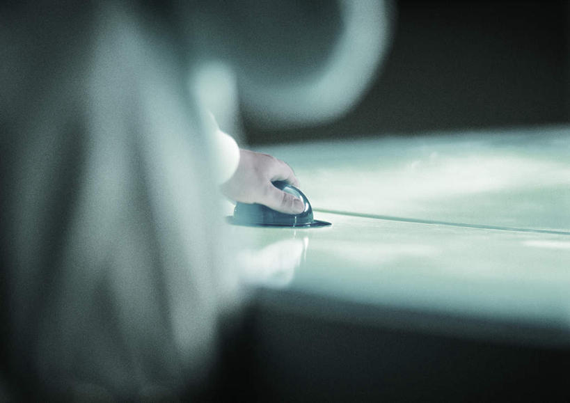 西方人,手,一个人,伙伴,朋友,商务人士,商务女性,办公室,站,摸,横图,室内,白天,正面,友谊,桌子,欧洲,欧洲人,仅一个年轻女性,仅一个女性,仅一个人,一张,抚摸,阴影,套装,光线,影子,办公桌,墙,墙壁,墙面,阳光,站着,手部,商务装,工薪阶层,友情,年轻女性,女人,女性,白种人,白领,上班族,触摸,接触,站立,半身,彩图