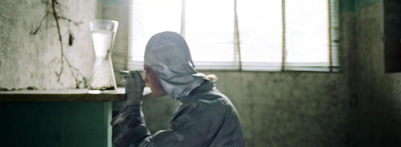 西方人,一个人,科学家,蹲,举,横图,室内,白天,侧面,实验,仪器,窗户,欧洲,欧洲人,仅一个男性,仅一个人,一排,许多,握,阴影,检查,研究,整齐,反射,分析,光线,科学,方格,放大镜,影子,墙,实验室,研究室,拿,拿着,注视,玻璃窗,墙壁,墙面,排列,仅一个年轻男性,一个,阳光,观察,看,托,清晰,探索,握着,放大,单个,观看,仔细,透镜,科研,察看,凸透镜,聚焦,队列,关注,化验,检验,研究所,科学研究者,化验室,检验室,光学,清楚,男人,男性,年轻男性,白种人,科学工作者,蹲着,举起,举手,举着,向上举,向上伸,向上托,半身,彩图